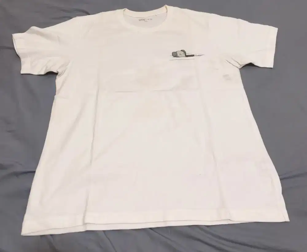 Uniqlo T-Shirt x KAWS