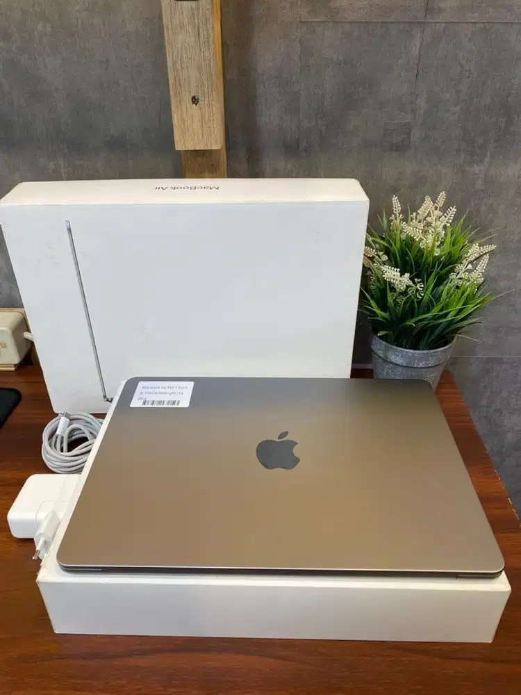 MacBook Air M3 8/256 13-Inch Midnight Garansi Resmi Eks iBox