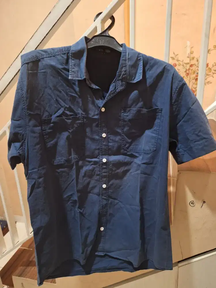 Kemeja pria sesuai gambar