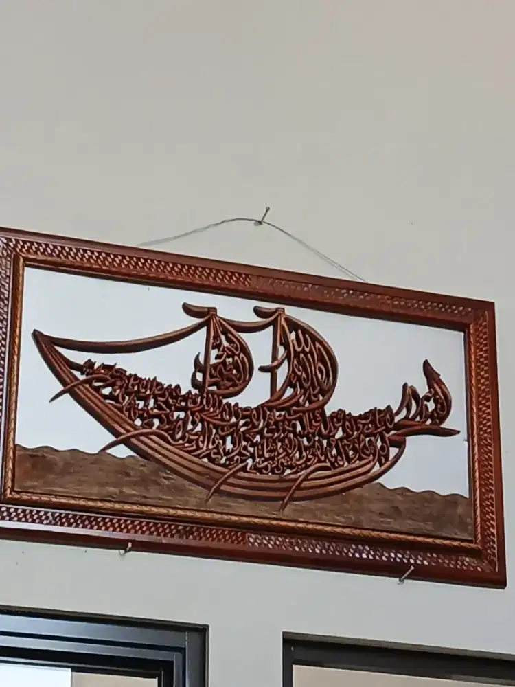 Lukisan kaligrafi ukir kayu mahoni asli