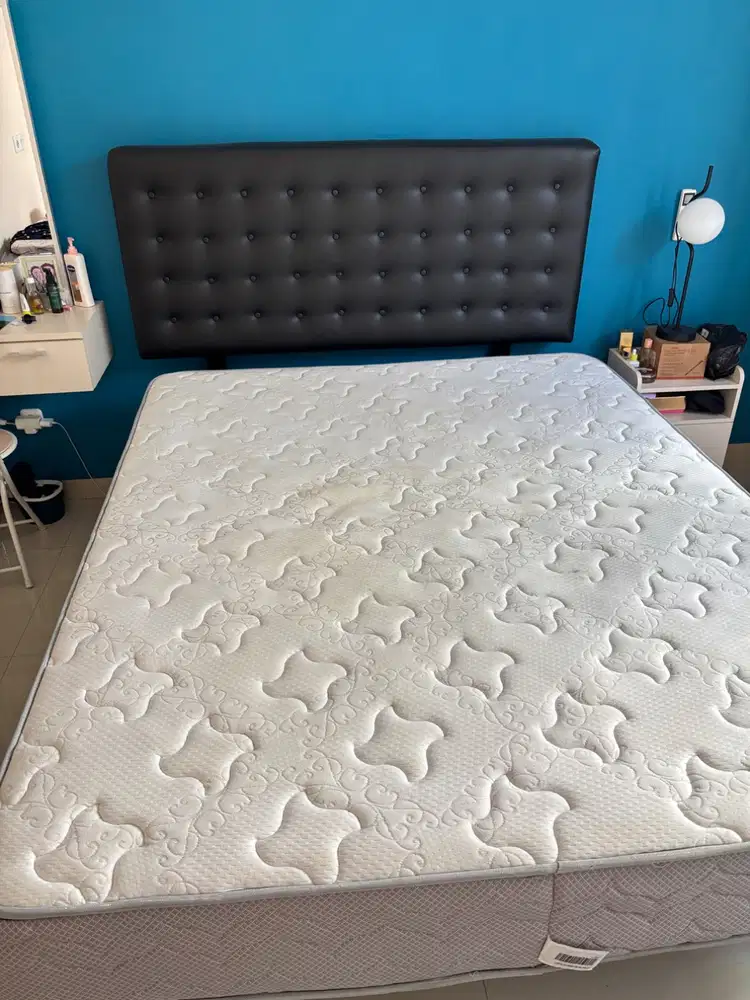 Dijual satu set tempat tidur dengan dipan dan head board uk 160x200