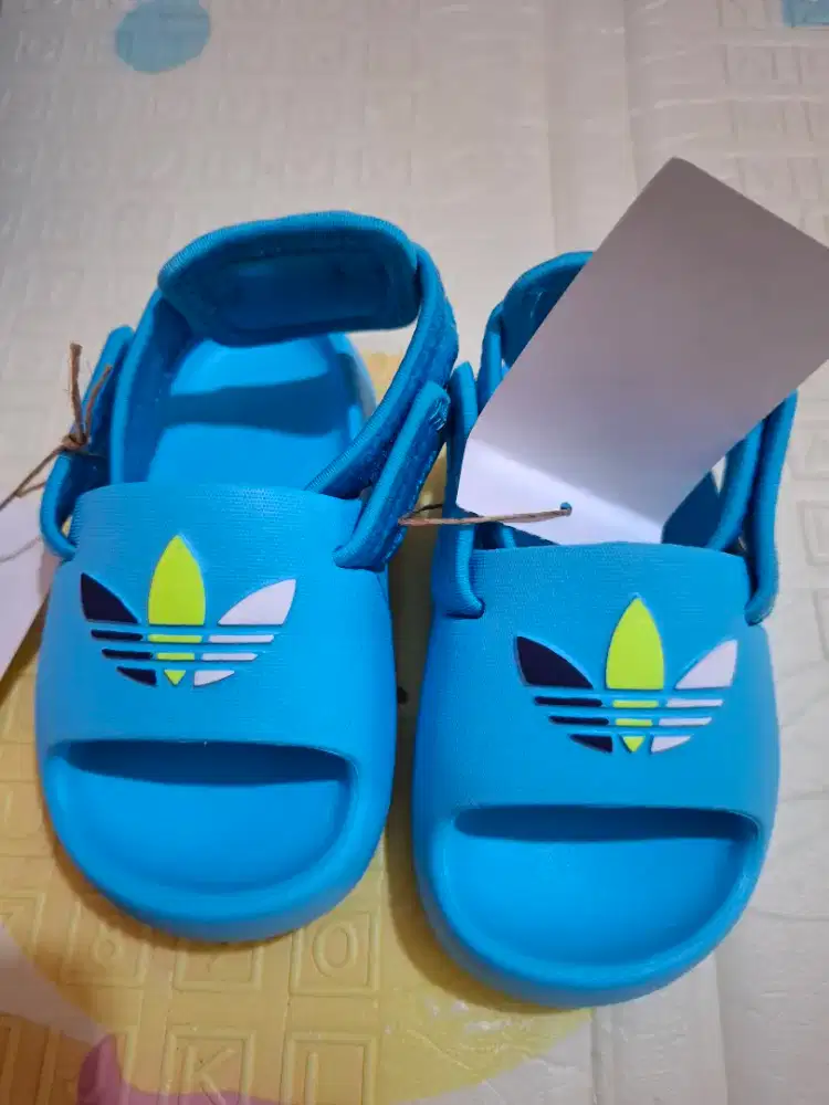 Sepatu anak adidas adifom