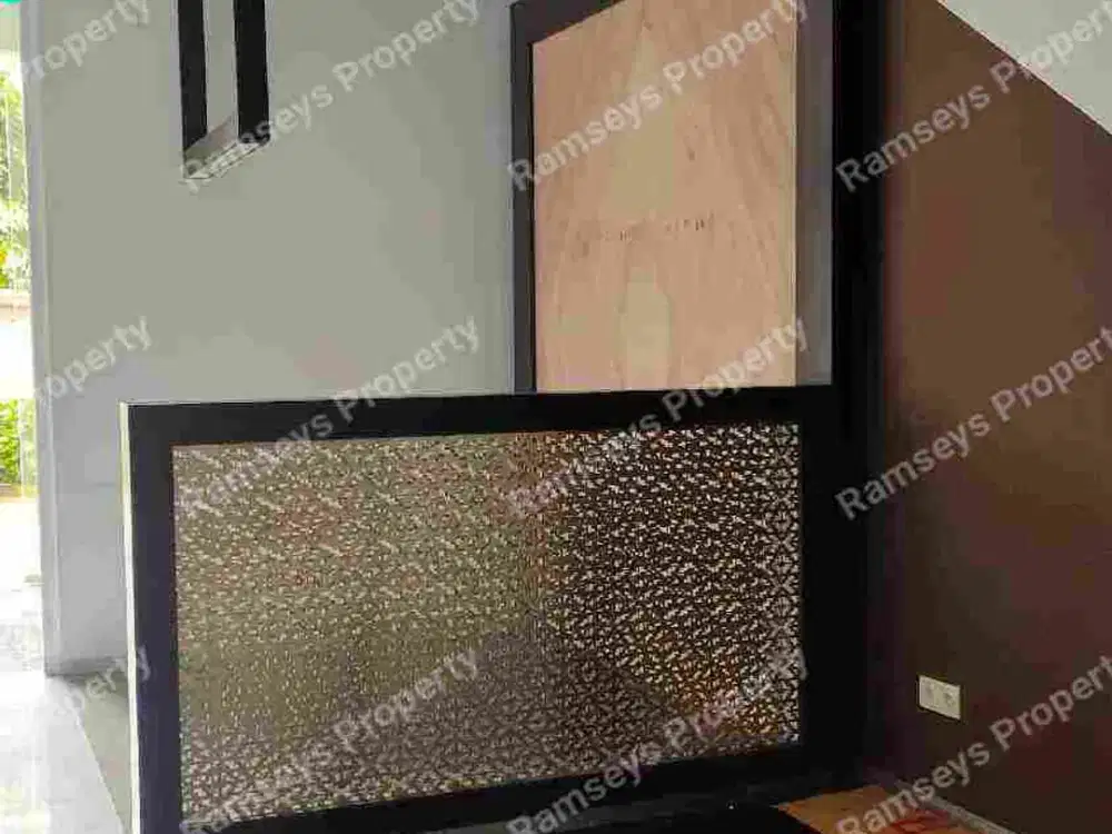 DISEWA RUKO HOEK di PLUIT SAKTI RAYA, JAKARTA UTARA, 4 LANTAI, SHGB, LT.60m2, EX. BANK, BAGUS RAPI SIAP MASUK, LOKASI STRATEGIS.