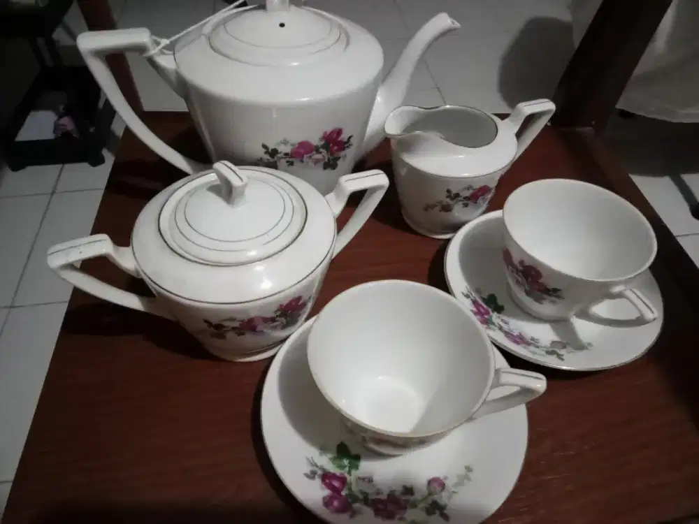 Teko,cangkir,tempat susu dan gula motif bunga