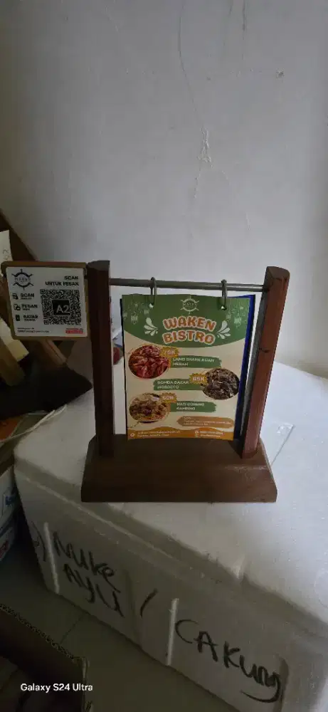 Stand menu kayu estetik