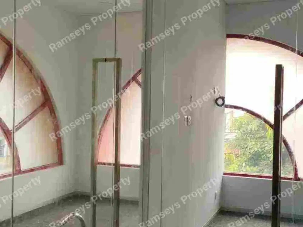 DISEWA RUKO HOEK di PLUIT SAKTI RAYA, JAKARTA UTARA, 4 LANTAI, SHGB, LT.60m2, EX. BANK, BAGUS RAPI SIAP MASUK, LOKASI STRATEGIS.