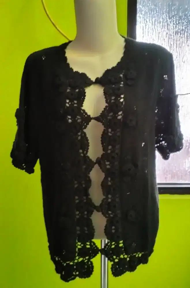 Cardi Korea
rajutan
hitam
lengan pendek 
LD besar