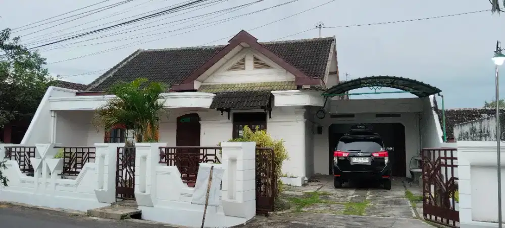 Rumah Besar/Kantor/Basecamp mahasiswa daerah Sewa strategis area Solo