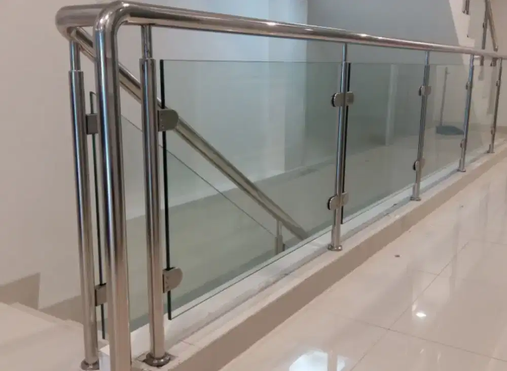 Reling tangga stanlis kaca