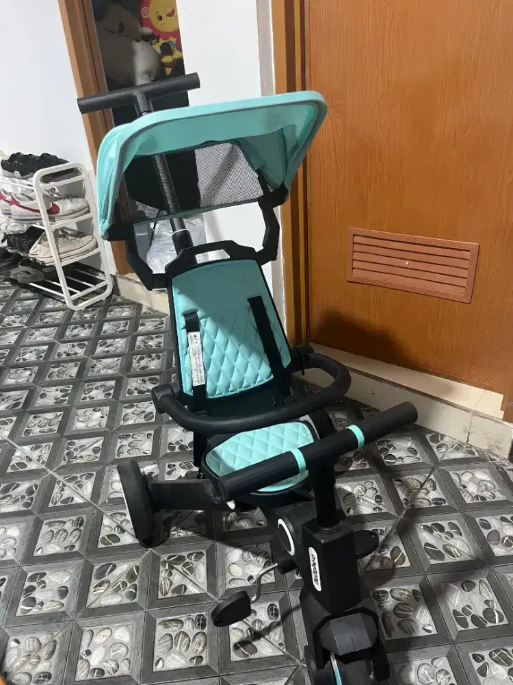 Sepeda anak Bebehoo 2nd Generation 7-in-1 Smart Folding Trike.
