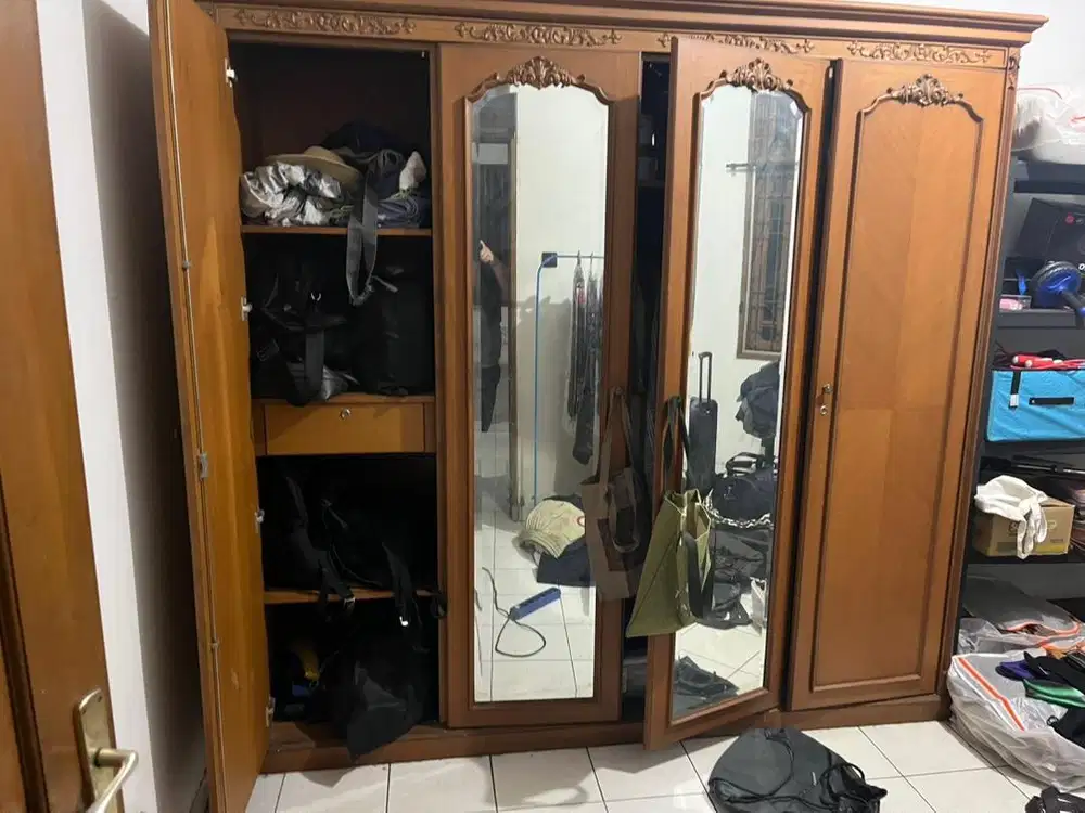 Lemari Baju 4 pintu