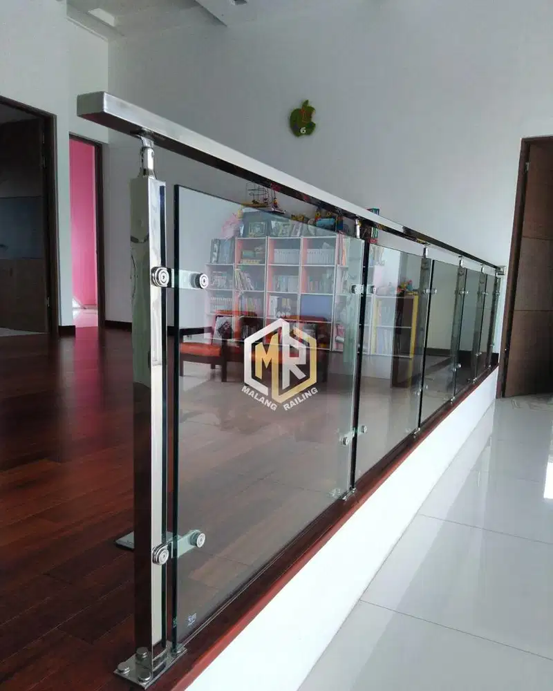 Railing tangga kaca full stainless