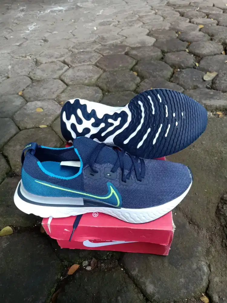 Sepatu running Nike size 44