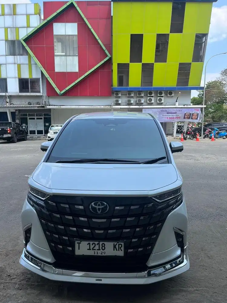 Alphard hybrid modelistas 2024/2025