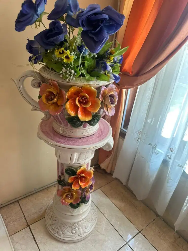 Pajangan keramik guci corak bunga