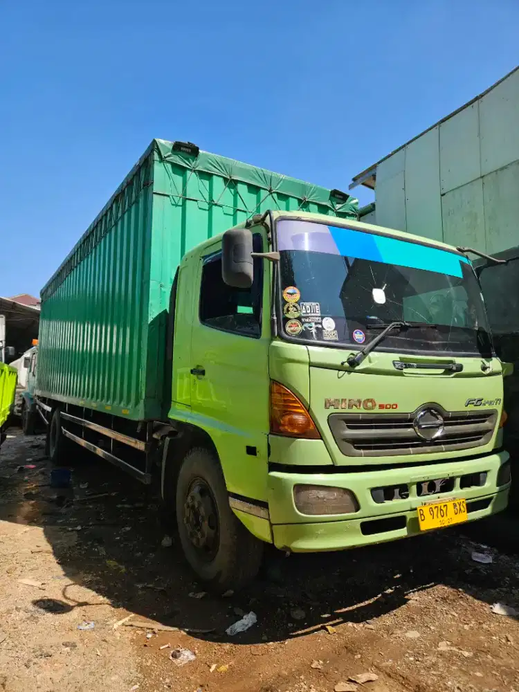 Hino FG 235 JS engkel long 6 roda bok besi tahun 2013
