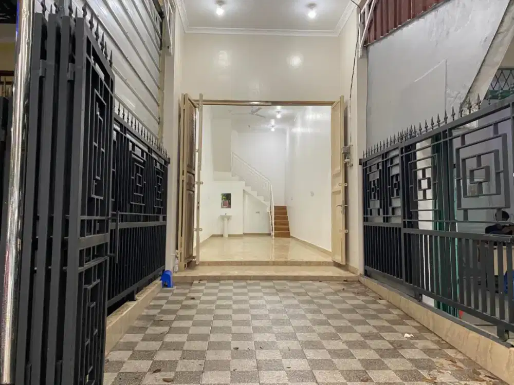 DISEWAKAN RUKO DEPAN PASAR AGUNG DEPOK 2. TINGGI 2 1/2 LANTAI