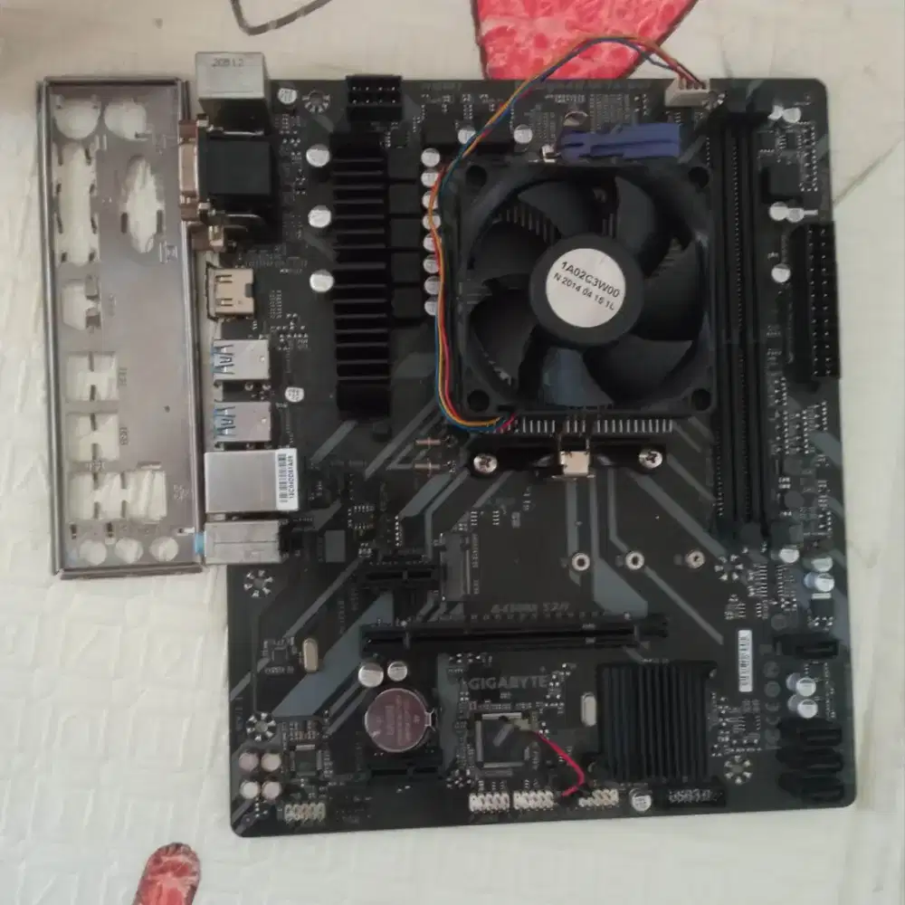 AMD Ryzen 5 1600 + Gigabyte B450M S2H