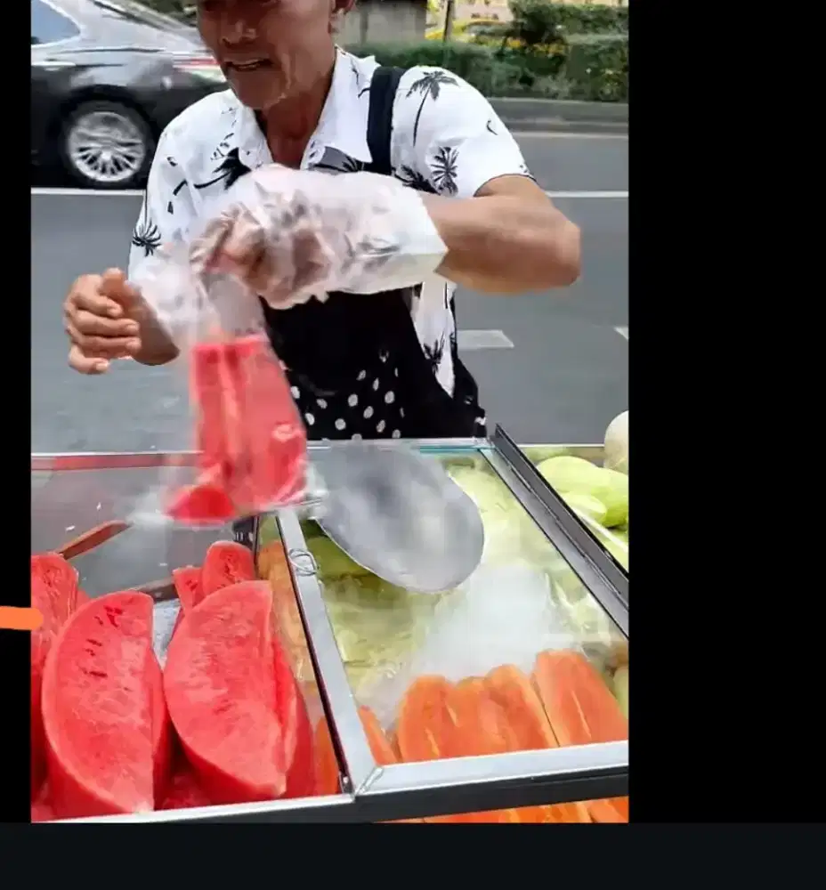 Penjual buah gerobak dorong