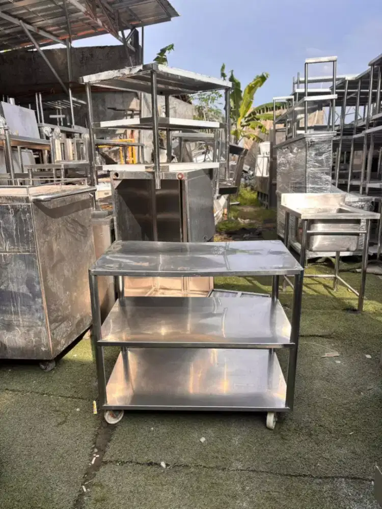 MEJA 3 SUSUN

Ukuran 95x55x85
Kaki roda