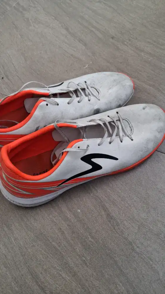 Sepatu futsal speed