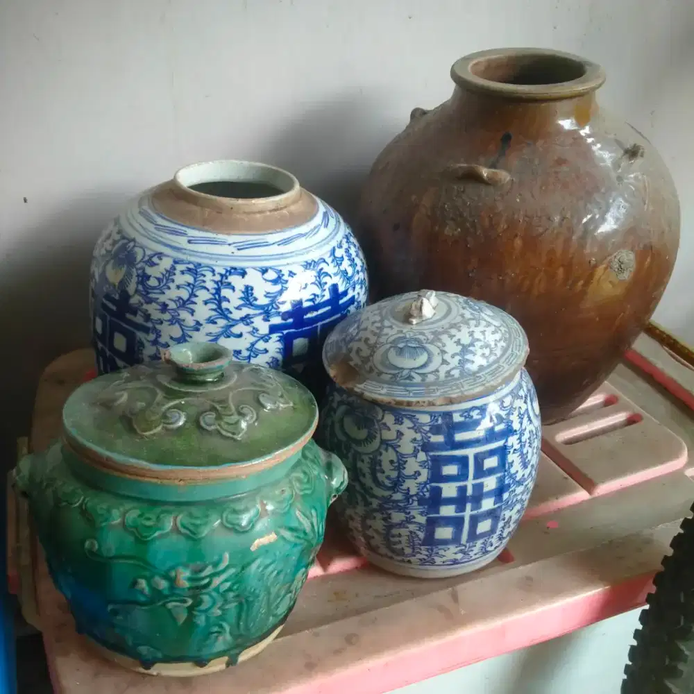 Guci Cina (Ginger Jar) dan Guci Dragon Hijau