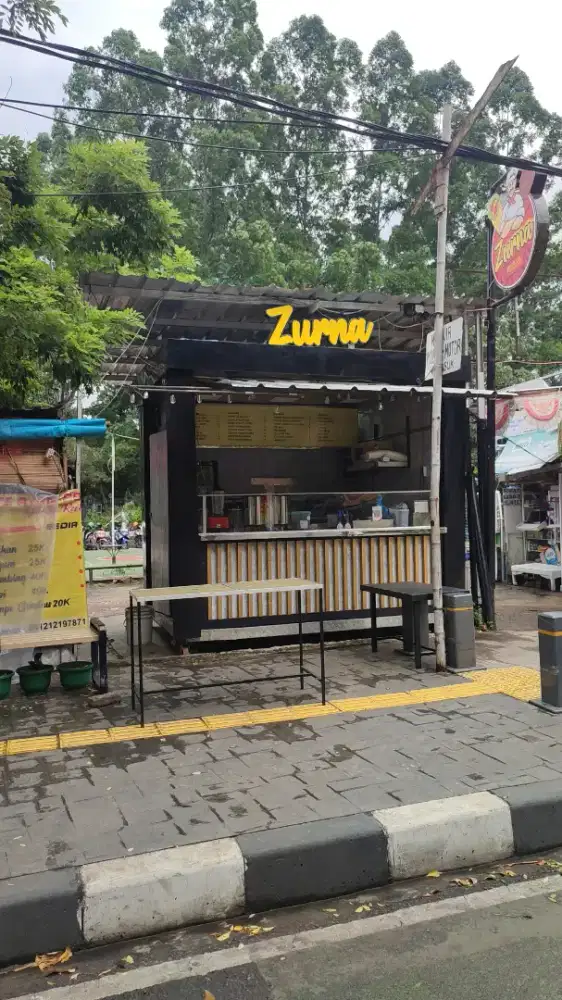 Perempuan jaga booth makanan dan minuman