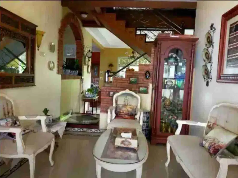 RUMAH ASRI TENGAH KOTA DI JL MUGAS BARAT MUGASSARI SEMARANG SELATAN