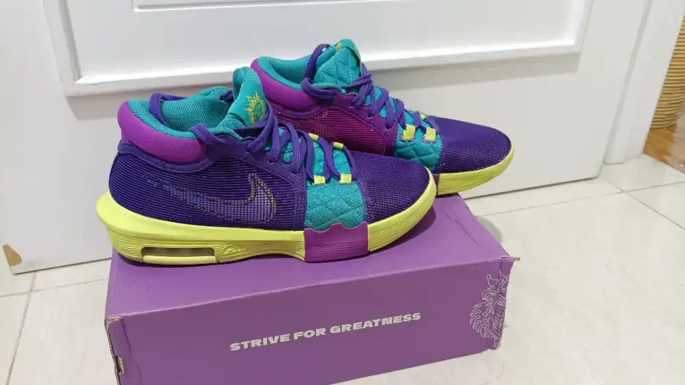 Sepatu basket Nike Lebron witness 8 EP size 9/42,5