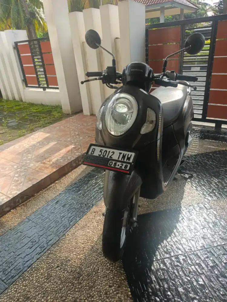 Scoopy hitam 2023