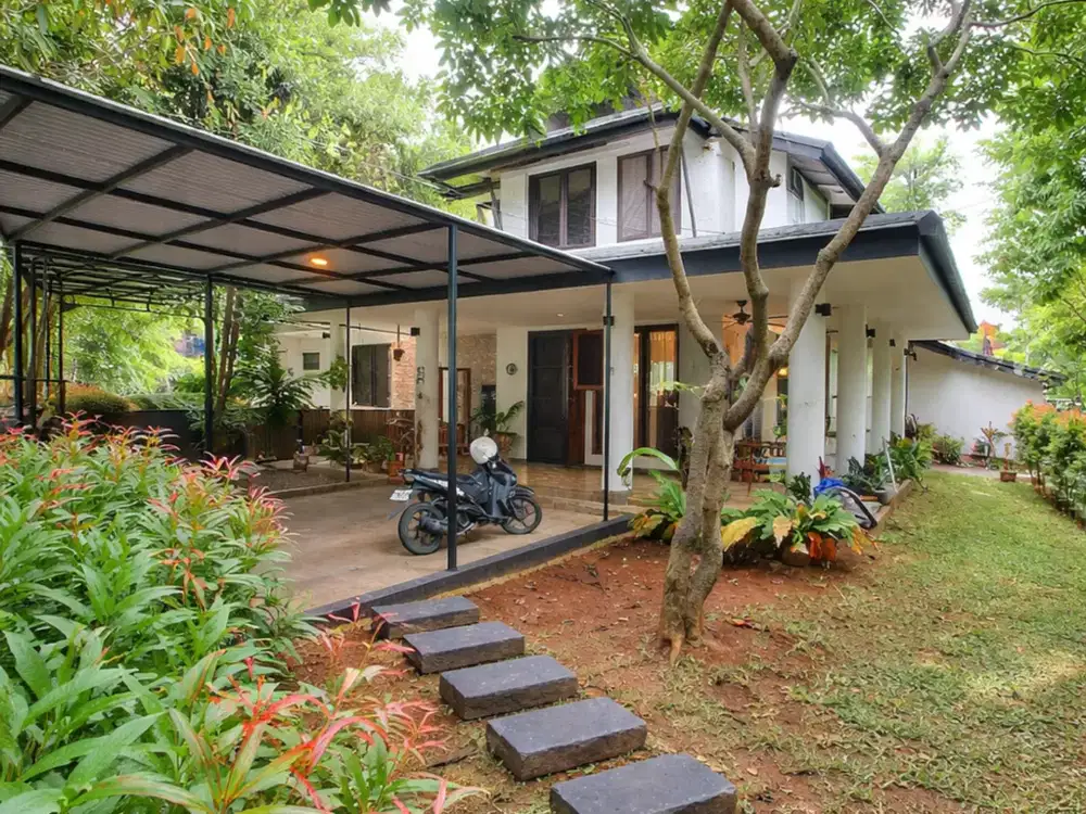 Rumah Kolonial Hoek luas 424 di Komplek Bumi Karang Indah , Jaksel