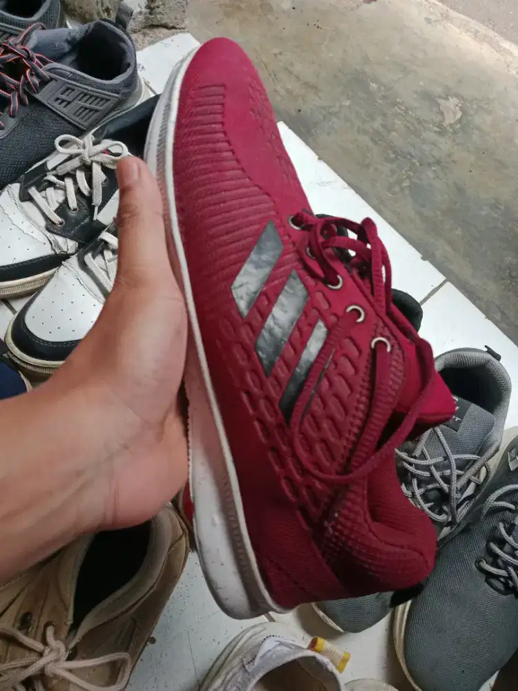 Sepatu import dan lokal