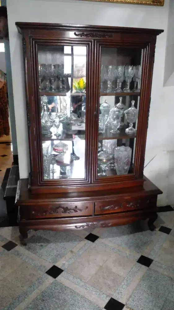 Lemari jati tua antik boronhan dengan kristal lama