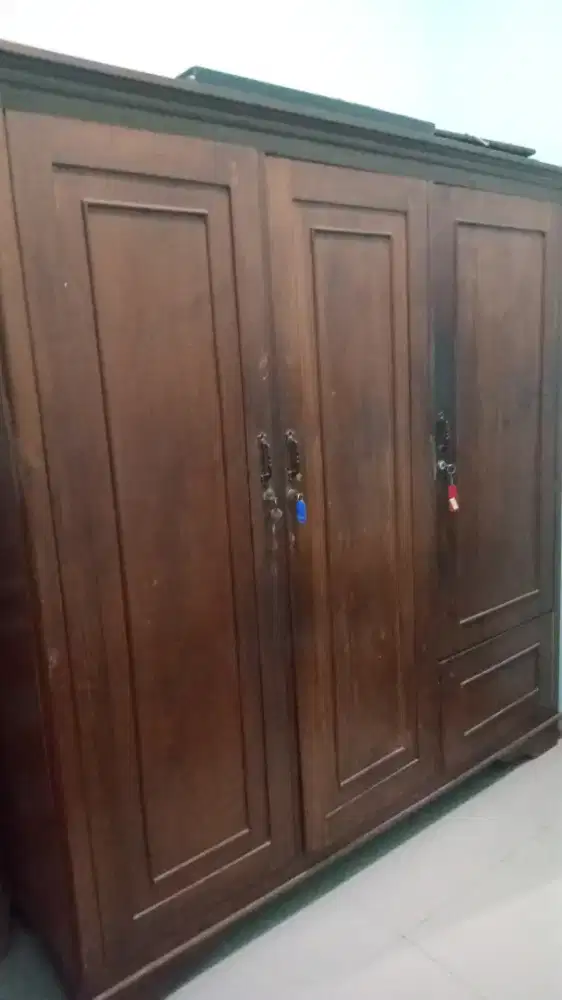 Lemari kayu 3 pintu