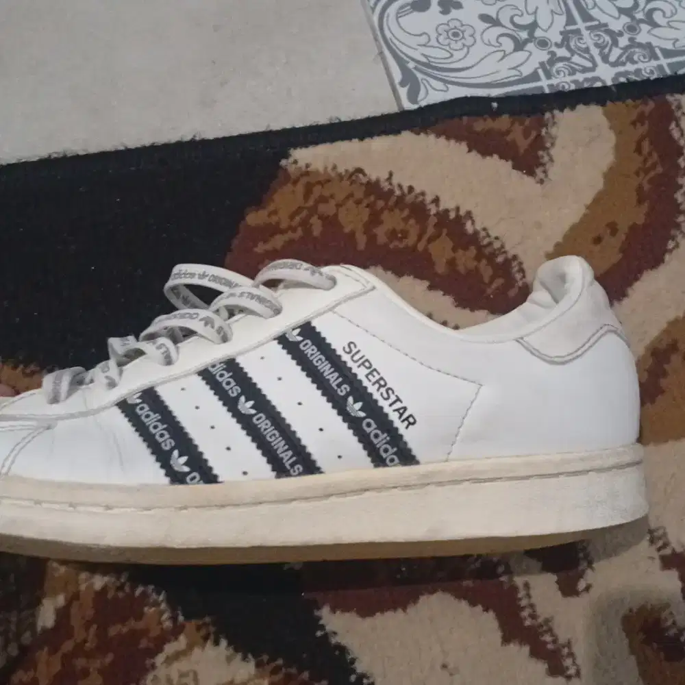 Sepatu Adidas di jual bekas