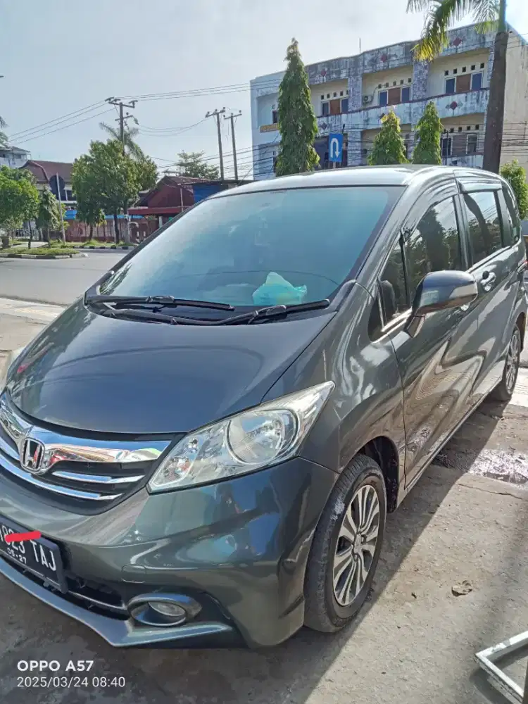 Mobil Freed warna abu abu psd