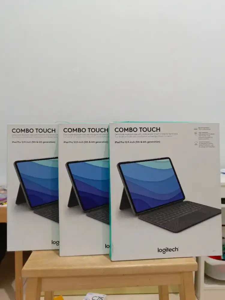 Logitech Combo Touch Apple iPad Pro 12.9 M1 M2 Versi 2020 2018