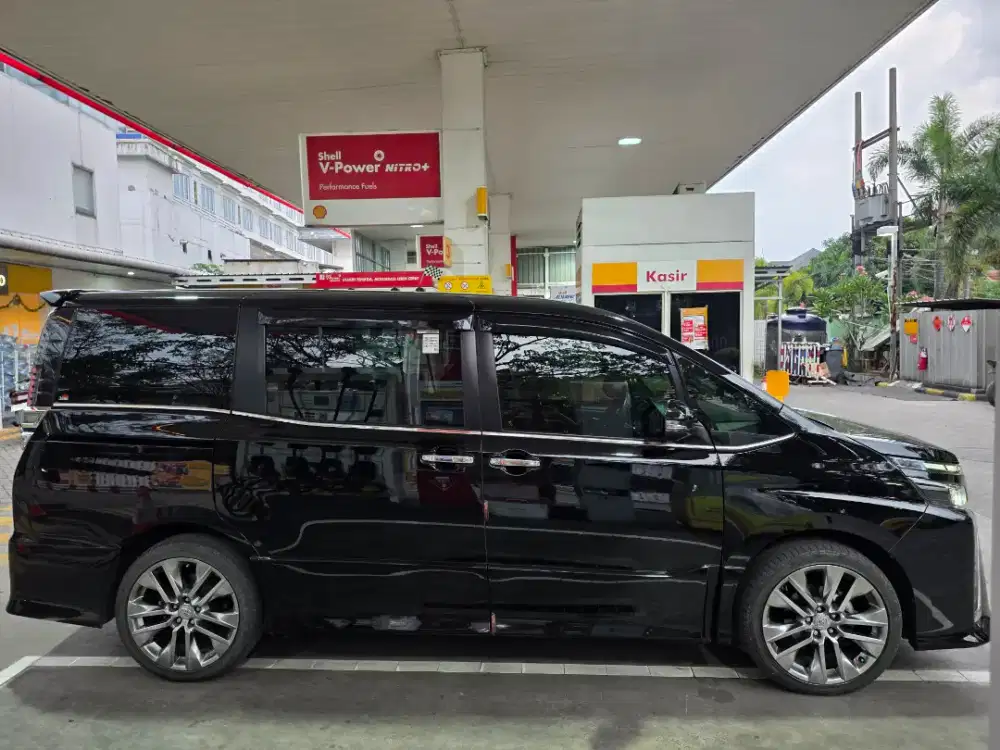 Toyota Voxy 2.0 A/T Black 2019