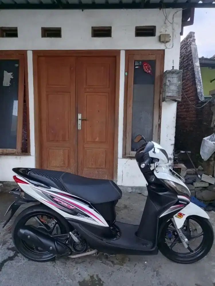 Honda spacy fi injeksi th.2012 warna putih favorit