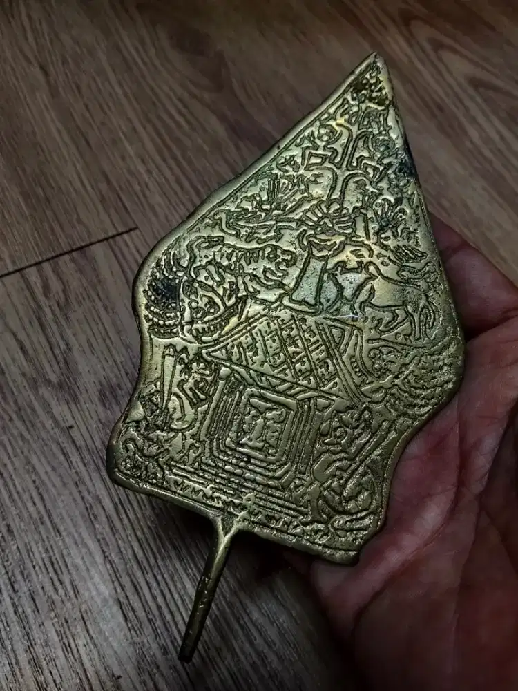 Gunungan dari kuningan