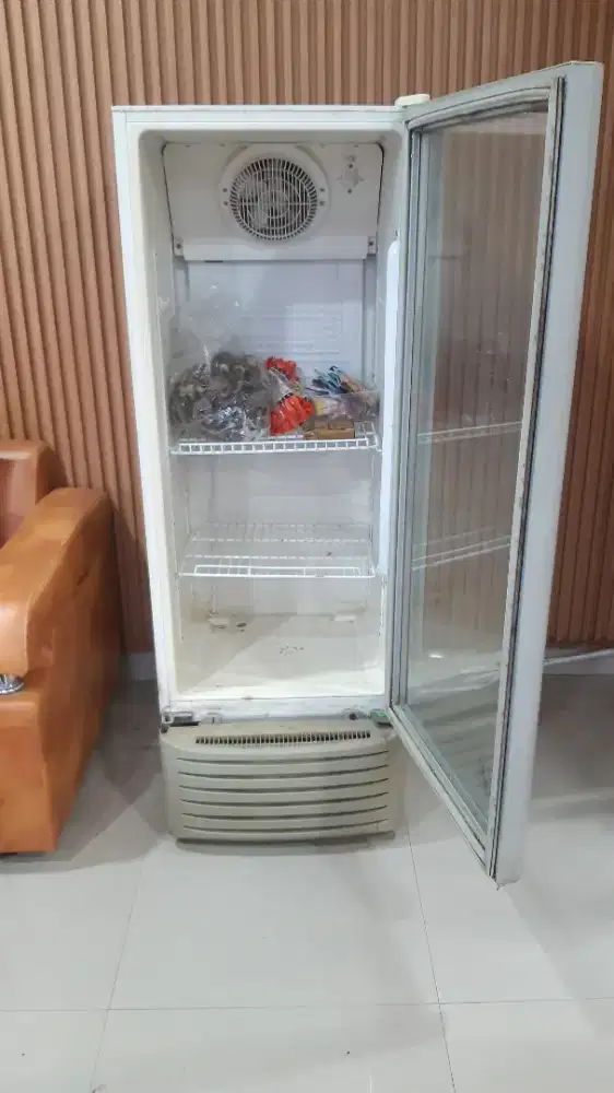 SHOWCASE MINUMAN DISPLAY