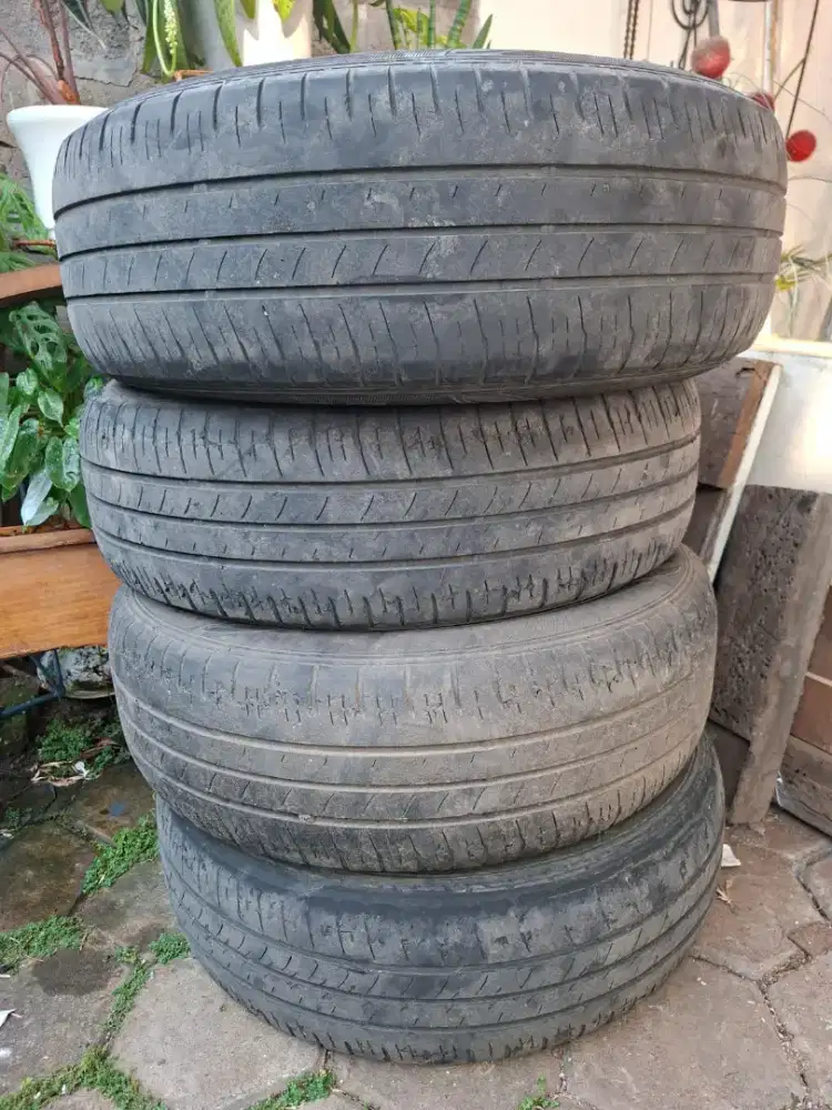 Bismillah. Dijual ban mobil bekas.