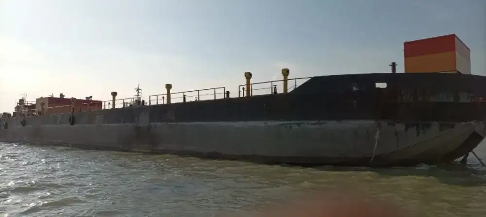 Di jual oil Barge / tongkang minyak 3000 mt tahun 2014