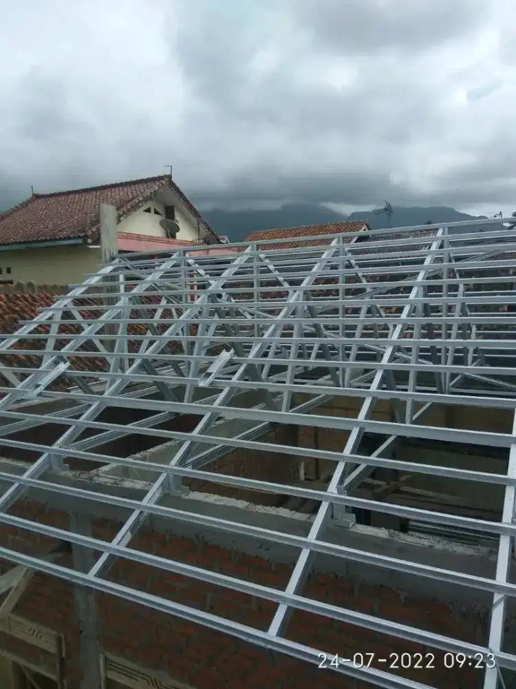 Pasang atap baja ringan