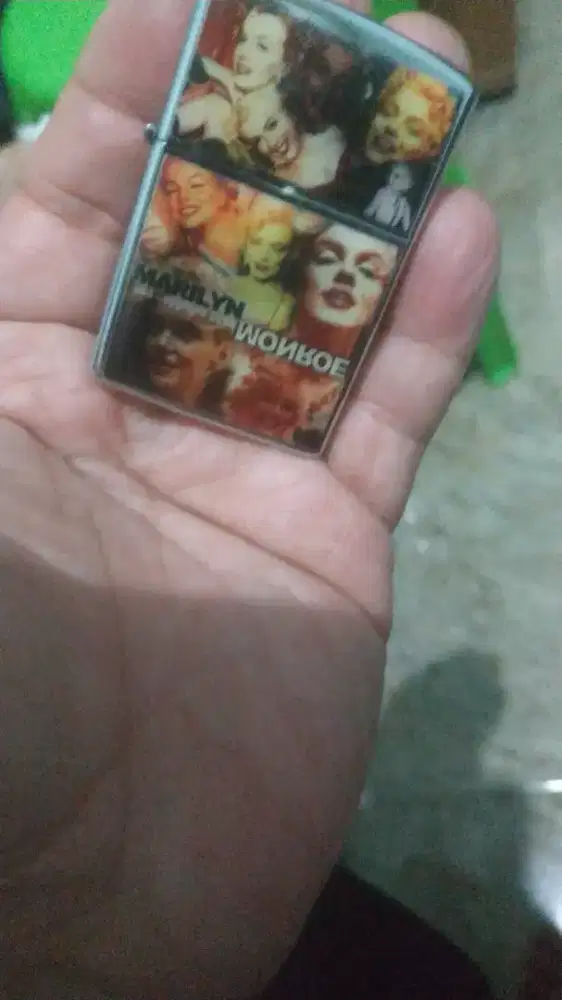 Korek api zippo baru