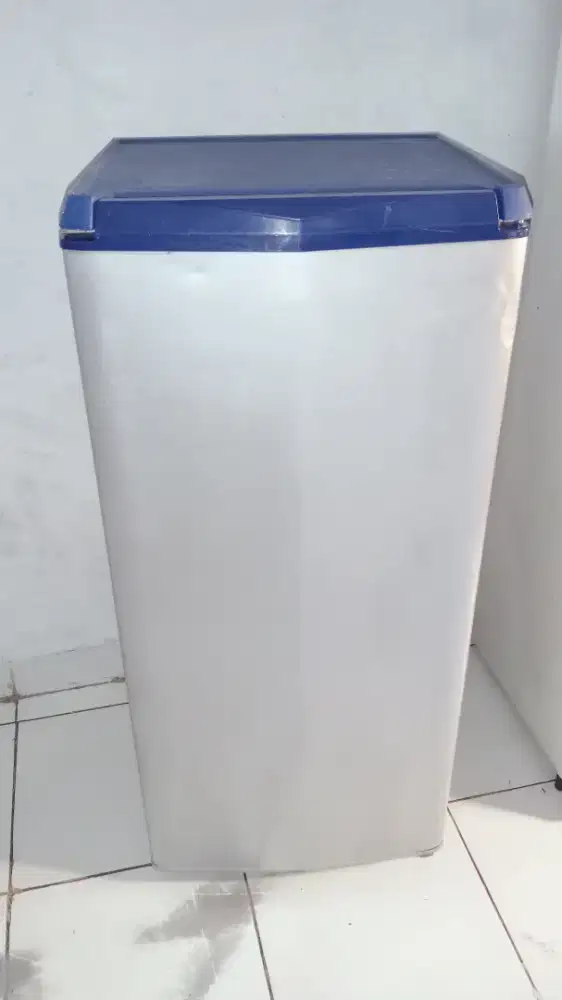 dijual kulkas 1 pintu
bagus 
merek sanyo
beku dan dingin cepat