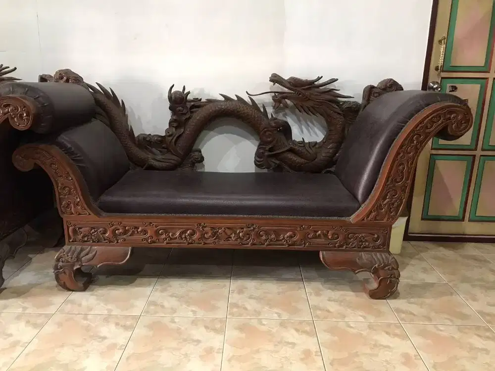 sepasang sofa Naga