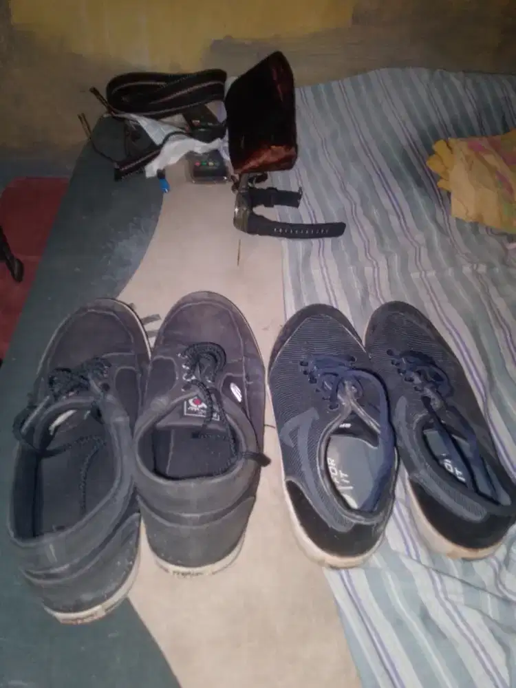 Di jual 2 bh sepatu
