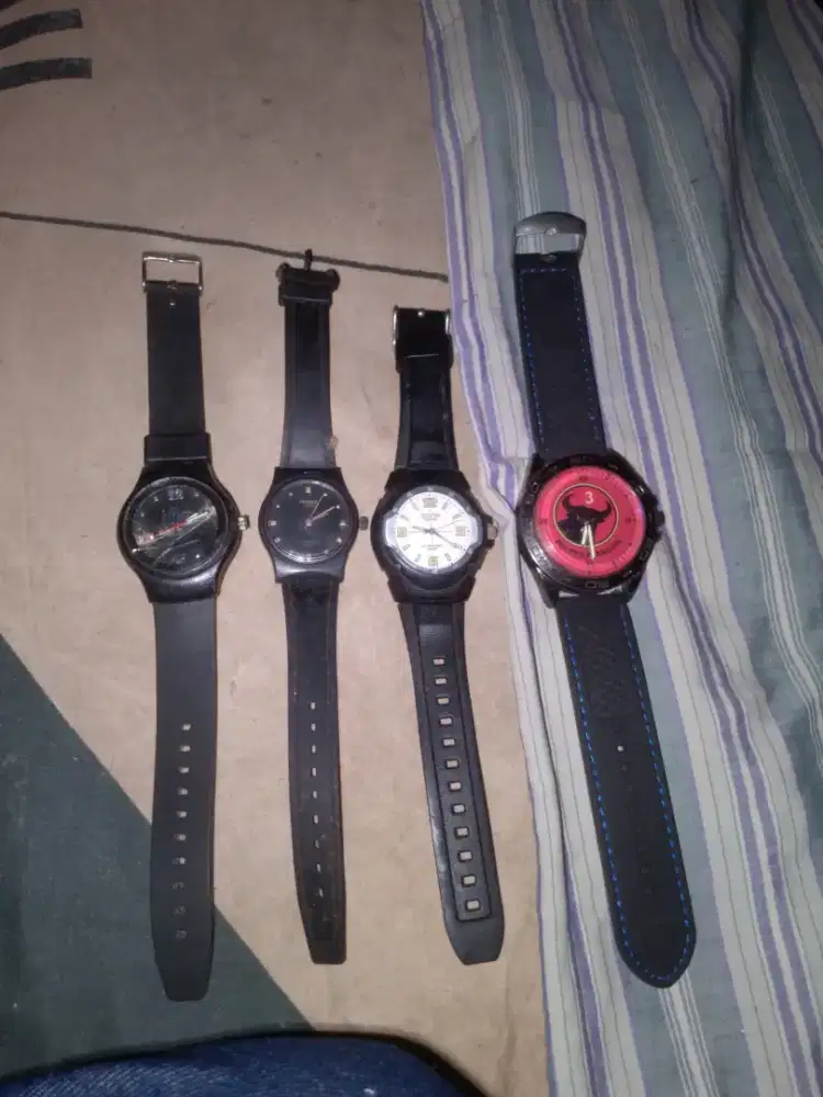 Di jual 4 bh jam tangan berbeda mrk