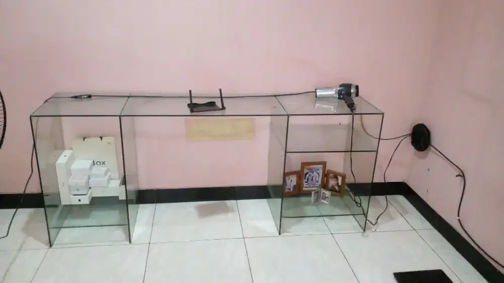 Lemari kaca kantor  ruang tamu display dll